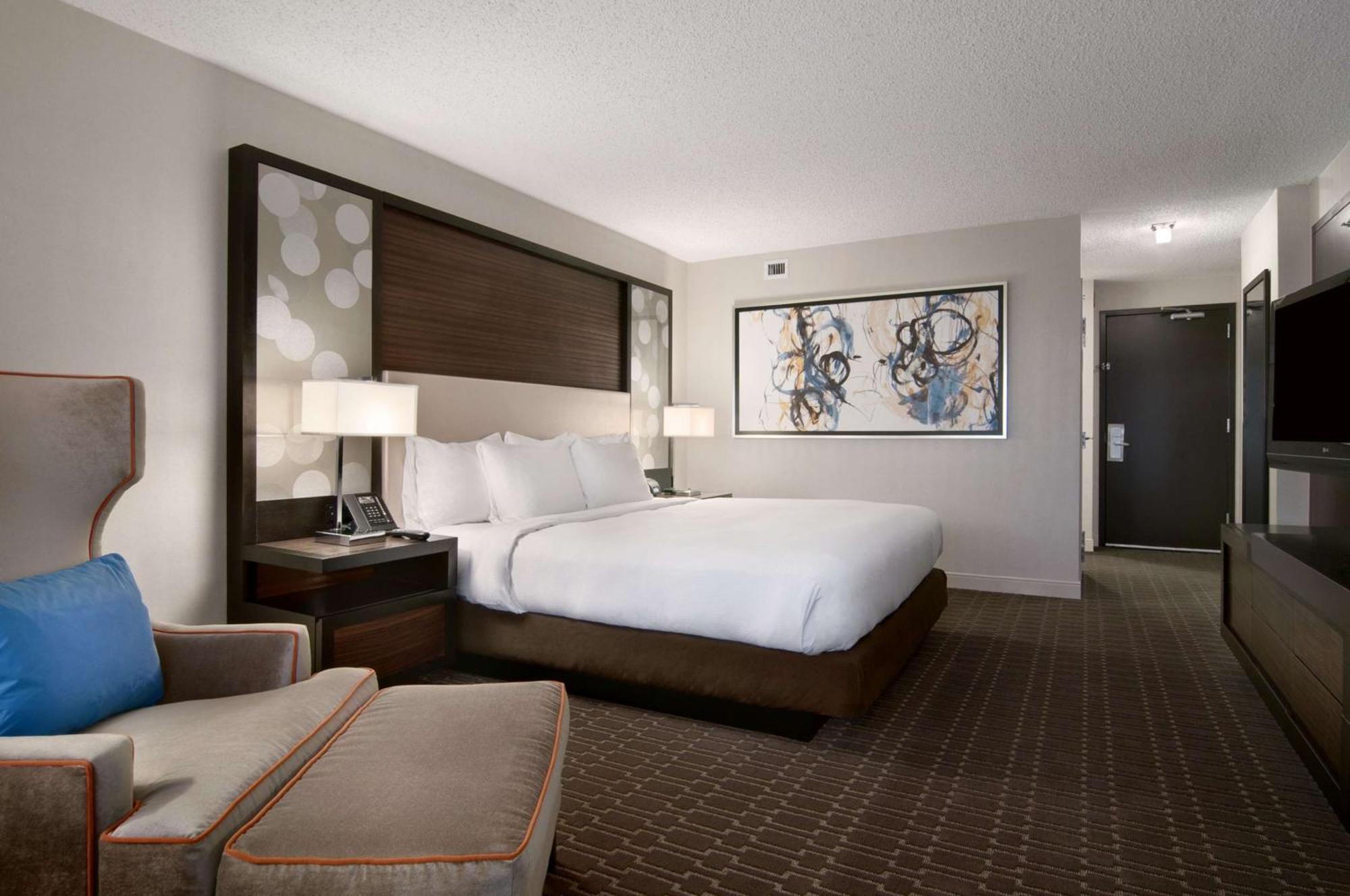 Hilton Atlanta Airport Hotel Room photo